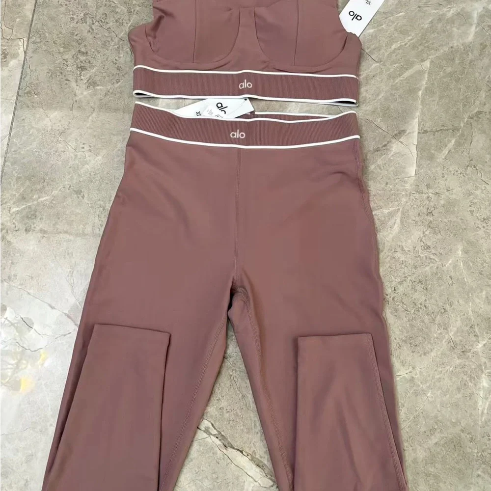 ALO Yoga High-Waist Cargo Leggings in Mauve with White Trim